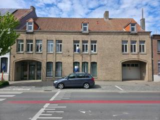 Grote eigendom op 806 m² in het centrum van Bavikhove, ideaal voor een combinatie van wonen en werken.<br /><br />Het grote handelsgelijkvloers van 125 m² met aparte ingang deed vroeger dienst als bankkantoor, maar kan gemakkelijk heringericht worden en gebruikt worden voor verschillende doeleinden: het gebouw is gelegen in een zone voor gemengde functies.<br /><br />Het ruime appartement van 145 m² is volledig geïnstalleerd met een grote leefruimte, een nieuwe keuken met afzonderlijke eetplaats, 3 slaapkamers, een vernieuwde badkamer en een groot terras. <br /><br />De zolderverdieping van 126 m² wordt momenteel gebruikt als zeer grote bergruimte maar kan voor verschillende functies dienen (polyvalente ruimte, extra leef- en/of slaapruimte, bijkomende kantoorruimte,...)<br /><br />De tuin is volledig omheind en is bereikbaar via de garage en via een afzonderlijke ingang.<br /><br />PLUSPUNTEN:<br />+ verschillende bestemmingen mogelijk<br />+ centrumligging<br />+ gescheiden tellerstanden, aparte circuits voor verwarming