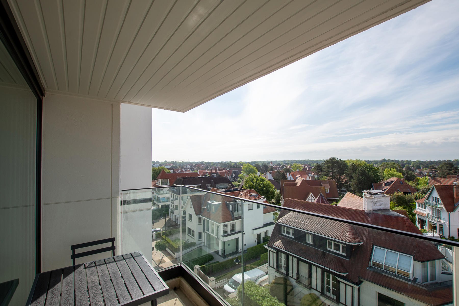 Gemeubeld appartement op de vijfde verdieping gelegen in hartje Zoute op enkele passen van het Albertplein en de zee - foto 4