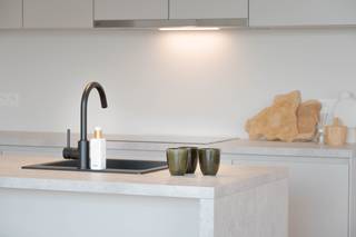 Welkom in residentie Rembrandt, waar je elke dag geniet van het leven. Dit instapklare appartement werd dan ook tot in de puntjes afgewerkt en is volledig instapklaar. Een zorgeloze verhuis verzekerd en dat meteen bij akte!<br /><br />Dit appartement telt 2 slaapkamers, een ruime badkamer, een perfect uitgeruste keuken met eiland en riant terras van 17m² waar je tot de late uurtjes kan genieten van de zon.<br /><br />Klinkt dit helemaal als jouw ding? Het appartement kan vrij bezocht worden. Een afspraak inplannen kan eenvoudig via www.rembrandt-anzegem.be<br /><br />Toch op zoek naar iets anders? Rembrandt heeft nog 3 diverse appartementen te koop:
<ul>
	<li>2 slaapkamer gelijkvloers met riante leefruimte en gezellig zuidterras met zicht op de binnentuin - €349.950 (excl. kosten)</li>
	<li>2 slaapkamer penthouse met dubbele terras om de ganse dag te genieten van de zon - €350.750 (excl. kosten)</li>
	<li>3 slaapkamer penthouse met dubbele terras en dubbele badkamer - €435.000 (excl. kosten)</li>
</ul>
Aankoop mogelijk aan 6% btw = besparing tot €50.000!<br /><br />Voor meer informatie of een vrijblijvend bezoek kan je ons contacteren via <u>verkoop@steenoven.be</u><br /> 