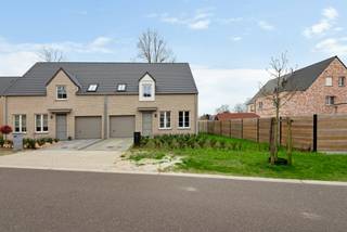 <span>Nieuwbouw (2023) gezinswoning nabij centrum Dessel</span><br /><span>E-peil 24 | 3 slaapkamers | 363 m² perceel<br /><br />Deze energiezuinige gezinswoning werd gebouwd in 2023 en wordt verhuurd verkocht. De huidige huurprijs bedraagt €1200/maand.</span><br /><span><br /><strong>Omschrijving:</strong><br />We betreden de woning langs de inkomhal die toegang geeft tot de leefruimte en een apart gastentoilet met handenwasser.</span><br /><span>De lichtrijke leefruimte omvat woonkamer, eetkamer en keuken, dewelke voorzien is van inductiekookplaat, dampkap, ijskast, vaatwasser en combi-oven. Naast de keuken vinden we de berging/wasplaats, die toegang geeft tot de inpandige garage.<br /></span><br /><span><br />De verdieping bestaat uit 3 slaapkamers, nachthal en badkamer, uitgerust met inloopdouche, bad, toilet en enkele wastafel in meubel.</span><br /><span>Via de vlizo-trap in de nachthal komen we nog op de zeer ruime zolder.<br /><br />De oprit en het terras werden reeds aangelegd.<br /><br /><strong>Tenslotte zorgen de 10 zonnepanelen op het zuid georiënteerde dak voor een erg laag energiefactuur.</strong><br /><strong>Goedgekeurde elektriciteit tem 2047!<br /><br /></strong>Verkoop onder BTW stelsel (21%).</span>