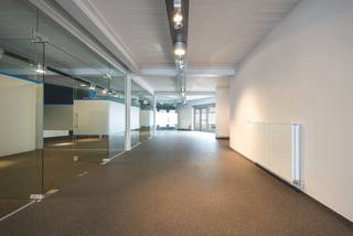 Ruim handelsgelijvkloers van 217m² met veel mogelijkheden en grote vitrine. Gelegen op een centrale handelsligging in het stadscentrum van...