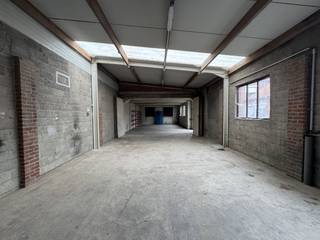 Zoekt u een goed beveiligde opslagruimte of werkplaats? Dit compacte magazijn van 120 m² is nu beschikbaar voor verhuur op een afgesloten terrein.Het magazijn biedt een vrije hoogte van 2,65 meter en is gemakkelijk toegankelijk via één schuifpoort (3 meter breed x 2,90 meter hoog).Kenmerken & Specificaties:*Oppervlakte:120 m²*Toegang: 1 schuifpoort (3,00 m x 2,90 m)*Hoogte: Vrije hoogte van 2,65 m*Elektriciteit: Aparte teller met 3-fasige aansluiting aanwezig.*Water: Voorziening via een regenput van 15.000 liter (geen stadswater).*Beveiliging: Gelegen op een terrein dat volledig afsluitbaar is met een automatische poort.Voorwaarden:* Huurwaarborg van 3 maanden.* De onroerende voorheffing wordt doorgerekend aan de huurder.Interesse?Neem contact met ons op voor meer informatie of om de locatie te bezichtigen.