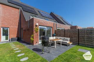 <strong>U kunt een BOD uitbrengen op deze woning, rekening houdend met de AANVANGSPRIJS van € 389.000,00</strong>, elk hoger BOD wordt voorgelegd aan de eigenaars die al dan niet kunnen ingaan op dit aanbod.<br /><br />ENERGIEZUINIGE TIJDLOZE RECENTE WONING ( BOUWJAAR 2021) op zeer AANGENAME LOCATIE MET ZICHT OP DE VELDEN. Deze INSTAPKLARE woning bestaat uit volgende indeling: inkom, apart hangtoilet met fonteinset, OPEN volledig ingerichte keuken en ZONNIGE leefruimte met zicht op de tuin, aan de keuken is er een PRAKTISCHE bergruimte /wasplaats met extra wastafel. Op de eerste verdieping zijn er 3 MOOIE slaapkamers, PRACHTIGE badkamer met inloopdouche, Ligbad &amp; Wastafel in meubel en hangtoilet. Op de tweede verdieping is er nog volledig geïsoleerde zolder te bereiken met een schuiftrap waar er een 4de slaapkamer aanwezig is. Mooi terras en AANGELEGDE ZUIDGERICHTE tuin met vijver, OPEN ZICHT OP DE VELDEN  &amp; prachtig tuinhuis. De woning heeft veel troeven:<strong> 8 zonnepanelen</strong>, <strong>Aircosysteem</strong>, <strong>Regenwaterput van 5000 liter</strong>, <strong>Alarmsysteem &amp; Camerasysteem</strong>. <strong>Inpandige GARAGE</strong> met automatische poort &amp; Centrale ligging nabij de autosnelweg. Deze woning kan gekocht worden onder het registratiestelsel. Er is tevens ook een mooie oprit en voldoende parkeerplaats. Laat zo’n mooie kans niet voorbijgaan! <strong>Energielabel A!</strong><br /><br /><u><strong>Gelijkvloers:</strong></u>
<ul>
	<li>Inkom met apart hangtoilet;</li>
	<li><strong>Open volledig </strong>ingerichte keuken;</li>
	<li>Zonnige leefruimte met zicht op de tuin;</li>
	<li>Praktische bergruimte/wasplaats met extra wastafel;</li>
	<li><strong>Inpandige garage </strong>met automatische poort;</li>
	<li><strong>Zonnige tuin &amp; terras</strong> met tuinhuis, vijver en prachtig open zicht;</li>
</ul>
<strong><u>Eerste verdieping:</u></strong>

<ul>
	<li>3 MOOIE SLAAPKAMERS;</li>
	<li><strong>Prachtige badkamer</strong> met inloopdouche, ligbad en wastafel in meubel en hangtoilet;</li>
</ul>
<strong><u>Tweede verdieping:</u></strong>

<ul>
	<li>Op de tweede verdieping is er nog een geïsoleerde zolder die kan dienen als 4de slaapkamer / bureau;</li>
</ul>
<strong><u>Troeven:</u></strong>

<ul>
	<li><strong><u>8 zonnepanelen;</u></strong></li>
	<li><strong><u>Aircosysteem;</u></strong></li>
	<li><strong><u>Regenwaterput van 5000 liter;</u></strong></li>
	<li><strong><u>Alarmsysteem &amp; Camerasysteem;</u></strong></li>
	<li><strong><u>Mooie oprit en voldoende parkeerplaats;</u></strong></li>
	<li><strong><u>Toplocatie nabij alle verbindingen;</u></strong></li>
	<li><strong><u>Energielabel A</u></strong></li>
</ul>
<br />Voor meer informatie of verdere vragen neem gerust contact op met: <strong>oostkamp@caenen.be</strong><br /> 