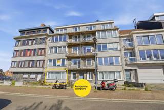 Op zoek naar een renovatieproject met tal van mogelijkheden aan de kust? <br />Dit gelijkvloers appartement, gelegen in een rustige omgeving van Oostende, biedt een uitstekende basis voor eigen woonst of investering.<br /><br />Het appartement beschikt over een inkomhal met ingemaakte kast. De lichtrijke woonkamer biedt voldoende ruimte voor een gezellige leefruimte en geeft toegang tot de keuken, die voorzien is van een spoelbak, dampkap en elektrische boiler.<br /><br />Verder zijn er twee volwaardige slaapkamers, een badkamer met lavabo, toilet en douchecabine, en een praktische berging.<br /><br />Dankzij de ligging op het gelijkvloers en de aanwezigheid van een gemeenschappelijke fietsenberging is dit appartement gemakkelijk toegankelijk en praktisch ingedeeld.<br /><br />Dit appartement vormt een unieke kans om het volledig naar eigen smaak en hedendaagse normen in te richten.<br /><br />Interesse? Contacteer ons en ontdek de mogelijkheden!
