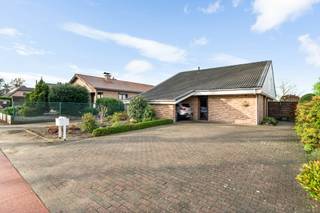 Laagbouwwoning te Kalmthout op een perceel 960m² met zwembad, bijgebouw en landelijk uitzicht! Deze energiezuinige gezinswoning werd gebouwd in...