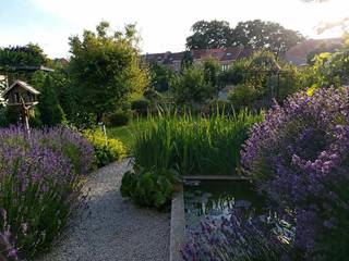 Instapklare woning met tuin en garage op toplocatie
Bezoekdag 26/09/2026
Richtprijs: 490.000€
Zoekt u een gezellige woning op een toplocatie aan de rand van Leuven? Deze rijwoning is dankzij recente renovaties instapklaar maar kan nog verder naar eigen smaak aangepast worden. Met een EPC label B, conforme elektriciteit en gunstig asbestattest vertrekt men alvast met een prima basis.
We betreden de woning via een aparte inkomhal met toegang tot een praktische kelder. De woonkamer met eetgedeelte loopt via de lichtrijke keuken naadloos over in de prachtige, verrassend ruime tuin met terras, waar het heerlijk vertoeven is. Naast de keuken bevindt zich de badkamer met bad/douche en toilet.
Op de eerste verdieping beschikt de woning over 2 ruime slaapkamers, waarvan één met aanpalend toilet. Daarnaast is er ook nog een ruime zolderverdieping die mits aanpassingen kan ingericht worden als één of zelfs twee extra slaapkamers, maar die ook perfect kan dienen als bureauruimte of hobbykamer.
De ligging is een absolute troef voor wie op zoek is naar een rustig gelegen woning maar niet wil inboeten op bereikbaarheid. Winkels, scholen en openbaar vervoer bevinden zich op wandelafstand en ook de Vaartkom, station en het stadscentrum van Leuven zijn zeer vlot bereikbaar. De vlotte verbinding met de E314 en andere invalswegen zorgt voor een uitstekende bereikbaarheid met de wagen.
Als kers op de taart beschikt de woning over een ruime eigen garage en oprit. Met 35 m² biedt de garage niet enkel een gegarandeerde veilige parkeerplaats, maar is er ook voldoende plaats voor extra bergruimte of atelier. Achter de garage is er nog een bijkomend stuk tuin (60 m²) dat momenteel als moestuin wordt gebruikt, maar ook hieraan kan men een eigen invulling geven.
Kortom, deze instapklare woning combineert de praktische troeven van een uitstekende ligging met het gemak van een grote eigen garage en het genot van een mooi aangelegde siertuin en groentetuin.
