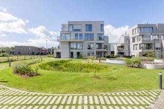 Deze erkende assistentiewoning maakt deel uit van nieuwbouw <strong>Residentie Claire Fontaine</strong>, een woonconcept van 61 moderne en gezellige appartementen, geclusterd in 6 paviljoenen. <br /><br /><strong>Uitstekend gelegen</strong> in een parkgebied combineert dit appartement rust, ruimte, licht en openheid met de voordelen van de centrale ligging in het centrum van Beveren-Waas. <br />Op wandelafstand van de Grote Markt, winkelstraten, supermarkten, zwembad en heel wat andere faciliteiten in de buurt. <br /><br />Deze assistentiewoning situeert zich in een <strong>héél aangename woonomgeving. </strong>De parktuin biedt een <strong>oase van rust</strong> en vormt samen met de gemeenschappelijke ruimten en het buitenterras een <strong>gezellige ontmoetingsplaats </strong>die een sociaal leven garanderen. Bovendien kan je in de <strong>kwaliteitsvolle brasserie </strong>genieten van lekkere dagverse gerechten. <strong>De assistentiewoning is momenteel verhuurd aan een dagprijs van +/-40€ / dag</strong>.<br /><br />In deze assistentiewoning <strong>leef je zelfstandig en onafhankelijk in een huiselijke omgeving</strong> waar de <strong>focus ligt op veiligheid, zorg en assistentie</strong>. De assistentiewoning is bovendien <strong>uiterst energiezuinig</strong>. Er is een <strong>noodoproepsysteem, een woonassistent</strong> en een <strong>fulltime inwonende conciërge</strong> aanwezig. De dagprijs voor het zorgwonen bij eigen bewoning is +/-13,85€ / dag.<br /><br />Deze assistentiewoning bevindt zich <strong>op de eerste verdieping</strong> en beschikt over een ingerichte open keuken en een <strong>lichtrijke leefruimte met</strong> <strong>ruim terras</strong> waar je kunt genieten van het prachtige uitzicht. Apart toilet, <strong>2 slaapkamers</strong> waarvan 1 met ensuite badkamer met toilet. Het appartement is tevens voorzien van ingemaakte kasten. <br /><br />Een <strong>praktische kelderberging</strong> is <strong>in de prijs inbegrepen</strong>. <strong>Mogelijkheid</strong> om een <strong>ondergrondse autostaanplaats</strong> <strong>bijkomend aan te kopen </strong>(geen verplichting, 20.000€). <br /><br />Graag meer info of een vrijblijvend bezoek? Contacteer ons via alexandra@claves.be of 03 502 98 74.
