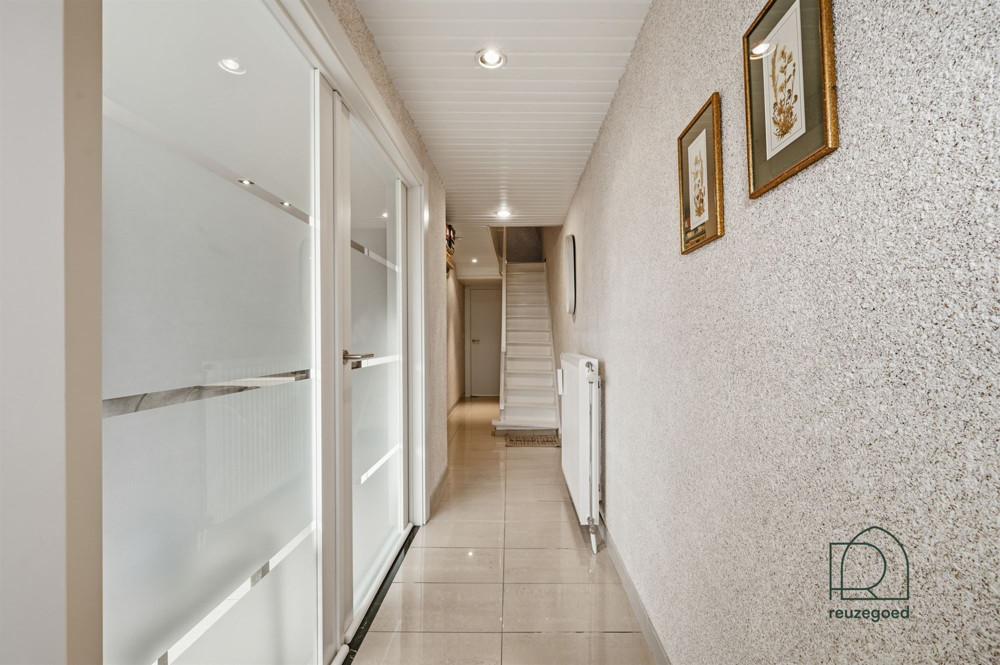 Charmante, verrassend ruime, op te frissen woning met 3 slaapkamers, garage en zonnig tuintje op fietsafstand van Mechelen centrum! - foto 2