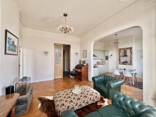 Ruim GEMEUBELD appartement met twee slaapkamers en twee badkamers te huur, gelegen op de derde verdieping in de geliefde Zurenborgwijk, op wandelafstand van het Centraal Station.<br /><br />Bij binnenkomst kom je in een ruime inkomhal die toegang biedt tot de zonnige woonkamer en de aangrenzende eetruimte. Grote ramen zorgen voor veel natuurlijk licht en een gevoel van ruimte. De volledig uitgeruste keuken sluit hier mooi op aan en beschikt over alle nodige toestellen.<br /><br />Het appartement telt één slaapkamer (+/- 17 m²) met eigen badkamer met bad en één slaapkamer (+/- 8 m²) met een douche en wastafel. Daarnaast is er een apart toilet en een praktische berging met aansluiting voor de wasmachine.<br /><br />Bewoners hebben tevens toegang tot het gemeenschappelijk dakterras met een schitterend uitzicht over de stad, en kunnen gebruikmaken van de fitnessruimte met sauna, perfect om te ontspannen na een drukke dag.<br /><br />Huurprijs: €1950,00 per maand + €175,00 gemeenschappelijke kosten.<br />Elektriciteit en gas zijn individueel.<br />Water met individuele tussenmeter, wordt jaarlijks afgerekend. <br /><br />Het appartement is direct beschikbaar.<br /><br />Voor meer informatie of een afspraak voor een bezichtiging kan u contact opnemen via 03 203 02 02 of immo@sidimex.be