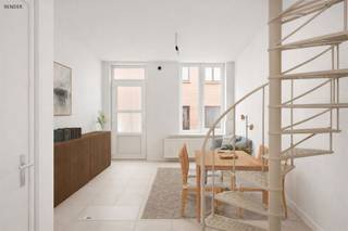 <h3><span>Gezellige stadswoning met 3 slaapkamers en buitenruimte vlakbij het centrum!</span></h3><p><span>Ontdek deze instapklare stadswoning met een bewoonbare oppervlakte van 76 m², perfect gelegen op wandelafstand van het bruisende stadscentrum, winkels en invalswegen.</span></p><p><span>Bij het binnenkomen word je verwelkomd in een lichte, open leefruimte met een ingerichte keuken en een moderne draaitrap naar de bovenverdieping. Aansluitend bevindt zich een knus terrasje, ideaal voor een koffiemoment in de buitenlucht of een praktische opbergruimte.   Op het gelijkvloers vind je bovendien een</span><span> </span><span>gastentoilet</span><span> </span><span>en toegang tot de kelder via een luik in de leefruimte. </span></p><p><span>Op de eerste verdieping is er een ruime slaapkamer van 12,9 m² en een badkamer met toilet, douche, lavabomeubel en aansluiting voor de wasmachine.<br />De zolderverdieping biedt nog een extra slaapkamer en een slaapkamer/bureau of hobbyruimte.</span></p><p><span>Deze woning is instapklaar, beschikt over een goede EPC-score (label B) en een conforme elektrische installatie een interessante investeringsopportuniteit voor verhuur of een ideale starterswoning!</span></p>