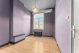 Op zoek naar een woning met karakter, ruimte én mogelijkheden? Dan is dit pand vlak bij het station van Blankenberge precies wat je nodig hebt! De ligging is top: alles op wandelafstand — ideaal voor wie houdt van leven in de stad en vlotte verbindingen.
Gelijkvloers – Het creatieve hart
Je komt binnen in een ruime atelier/werkruimte: perfect voor makers, verzamelaars, zelfstandigen of iedereen met een project in de vingers. Hier kan je écht alle kanten op.
Tussenverdieping – Mezzanine met een vleugje vakantie
Een charmant terras op de mezzanine geeft je dat instant-vakantiegevoel. Ideaal voor een koffiepauze, aperitiefmoment of mini-urban jungle.
Eerste verdieping – Leefruimte met potentieel
De leefverdieping biedt een lichtrijke living, eetkamer en een ruime keuken. Geen open keuken? Klopt! Maar met een slimme verbouwing kan je hier vlot een modern, open geheel van maken. De ruimte leent zich er perfect toe.
Tweede verdieping – Comfortabel slapen
Twee gezellige slaapkamers en een badkamer vormen de ideale nachtrustzone. Compact, praktisch en klaar voor gebruik.
Zolder – Extra ruimte
Via een uittrekbare trap bereik je de zolderverdieping: handig als opslag, of misschien zie jij hier nog andere mogelijkheden?
Benieuwd naar de mogelijkheden van deze unieke woonst?
Contacteer Tinne op 0472/944.955 voor een bezoek en ontdek zelf de charme en het potentieel!