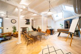 <br /><strong>Zeer royaal Kantoorruimte op toplocatie!</strong><br /><br />Bent u op zoek naar een ruime en stijlvolle kantoorruimte in het hartje van Antwerpen? <br /><br />Dit zeer royaal kantoor is gelegen op  een uitstekende locatie, op wandelafstand van de Grote markt en de Groenplaats. Gemakkelijke toegang tot het openbaar vervoer, winkels, en eetgelegenheden. Perfect voor bedrijven die willen genieten van de dynamiek van de stad.<br /><br />Het kantoor biedt een uitzonderlijke ruimte van ca 650 m2 dat naar eigen wens kan worden ingericht. Ideaal voor teams of bedrijven die behoefte hebben aan een inspirerende werkplek.<br /><br />Bovendien is hier plaatsgemaakt voor een prachtige studio. Deze is voorzien van een ruime slaap- en leefruimte, aparte badkamer met ligbad en wastafel en een volledig ingerichte keuken. <br /><br />Huurprijs: 4700,00 EUR/maand<br />Kosten: 50,00 EUR/maand incl. water<br /><br />Laat deze kans u niet voorbij gaan en contacteer LISTED: +32 3 283 51 51.