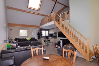 Prachtige duplex in Mechelen met 3 slaapkamers.<br /><br />Gelegen nabij het station Nekkerspoel, op wandelafstand van het centrum van Mechelen, school, bakker,...<br />Het pand is uiterst geschikt voor co-housing.<br /><br />Indeling: Via de lift komt u op uw eigen privé verdieping met inkomhal, lichtrijke woonruimte met volledig geïnstalleerde open keuken, 2 ruime slaapkamers, badkamer met ligbad/douche, apart toilet, berging met aansluiting voor wasmachine en droogkast en ruim terras met extra buitenberging.<br />Via de woonruimte gaat u met een open trap naar de tweede verdieping met een grote open vide met plaats voor bureau/speelruimte en een derde slaapkamer.<br />Er is een kelder aanwezig.<br /><br />Het appartement is uitgerust met zonnepanelen en een batterij waardoor het elektriciteitsverbruik zeer laag ligt.<br /><br />Het is mogelijk een autostaanplaats bij te huren onder het gebouw aan 100 euro/maand.<br /><br />Provisie kosten algemene delen 100 euro/maand<br /><br />Voor meer info of een bezoek via info@immovos.be of 0492 63 58 05