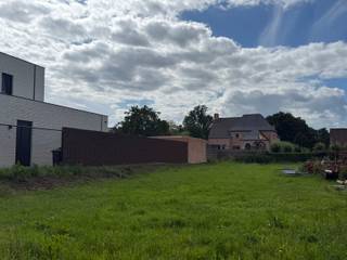 Unieke kans om uw droomvilla te realiseren op één van de laatste beschikbare percelen in een recente mooie verkaveling!
In de geliefde woonomgeving tussen Lille en Gierle bieden wij deze prachtige bouwgrond voor open bebouwing aan, gelegen in een goedgekeurde en niet-vervallen verkaveling (lot 2). Met een royale oppervlakte van 1.087 m² en een perceelbreedte van 20 meter geniet u hier van alle ruimte om comfortabel en stijlvol te wonen.
Troeven van het perceel
Oppervlakte: 1.087 m²
Perceelbreedte: 20 meter
Gelegen in een goedgekeurde, niet-vervallen verkaveling
Bouwrijpe grond – geen bomen of andere hinderlijke beplanting aanwezig
Blanco gunstig bodemattest
Geschikt voor een ruime vrijstaande villa
Toegelaten bouwvolume van 14 m x 17 m
Extra zone van 40 m² voorzien voor bijgebouwen
Westgerichte tuin
Wonen in een jonge en dynamische buurt
Watertoets : Perceelscore D - pluviaal bij intense neerslag
Niet gelegen in een risicozone voor overstromingen
Niet gelegen in een afgebakende oeverzone of afgebakend overstromingsgevoelig gebied
Niet gelegen in Signaalgebied
geen voorkooprecht
gelegen in woonzone
Deze bouwgrond bevindt zich in een prachtige recente verkaveling, omringd door moderne nieuwbouwwoningen. De wijk straalt een jonge en levendige sfeer uit en geniet van een uitstekende ligging op de verbindingsas tussen Lille en Gierle. Winkels, scholen, ontspanningsmogelijkheden en belangrijke invalswegen bevinden zich binnen handbereik.
De tuin is westelijk georiënteerd, wat garant staat voor lange zonnige namiddagen en sfeervolle zomeravonden. Hier creëert u moeiteloos een heerlijke buitenruimte waar familie en vrienden graag samenkomen. Steek de barbecue maar alvast aan en geniet binnenkort van prachtige zonsondergangen in uw eigen tuin!
Interesse?
Bent u op zoek naar een ruim perceel op een toplocatie om uw droomwoning te bouwen? Neem dan vandaag nog contact op voor meer informatie of een bezoek ter plaatse.
Turnhoutsebaan 41 – Lot 2 – Gierle (Lille) - VRAAGprijs 250.000 euro
Oppervlakte: 1.087 m² | 20 m breed l Open bebouwing | Westgerichte tuin