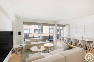 <p>Dit modern appartement met zijdelings zeezicht is ideaal gelegen, vlakbij de winkels in de Kustlaan en op enkele stappen van het strand en de zee.</p>
<p>Bij binnenkomst betreed je een ruime hal met een vestiaire en een apart gastentoilet.</p>
<p>De open keuken is uitgerust met alle moderne toestellen en sluit naadloos aan op de lichtrijke leefruimte. Deze ruime woonkamer, met een breedte van 6 meter, geeft toegang tot een gezellig balkon en biedt plaats aan zowel een salon als een eetgedeelte.</p>
<p>Het appartement beschikt over twee dubbele slaapkamers, beide voorzien van ingebouwde kasten en elk met een eigen badkamer of douchekamer.</p>
<p>Daarnaast zijn er praktische voorzieningen zoals een fietsenberging op het gelijkvloers en een privatieve kelder in de residentie.</p>