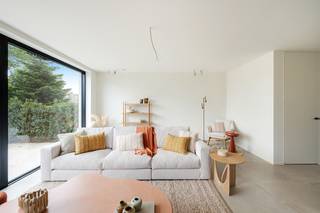 Op een uitstekende ligging, vlak bij het park en op wandelafstand van de zeedijk, bevindt zich deze kwalitatieve en bijna energieneutrale nieuwbouwwoning. Dankzij de doordachte indeling, hoogwaardige afwerking en duurzame technieken geniet u hier van hedendaags wooncomfort met een bijzonder laag energieverbruik.<br /><br />Bij het betreden van de woning komt u in de inkomhal met gastentoilet. Op het gelijkvloers bevindt zich een ruime berging, ideaal als fietsenberging of extra opslagruimte. De lichtrijke leefruimte sluit naadloos aan op de volledig ingerichte open keuken, die werd afgewerkt met een stijlvol natuurstenen werkblad. Grote raampartijen zorgen voor een aangename lichtinval en bieden een mooi zicht op de privatieve tuin en het aangelegde zonneterras van ongeveer 12 m².<br /><br />Op de eerste verdieping bevindt zich de master bedroom met een eigen badkamer, uitgerust met een dubbele wastafel, inloopdouche en toilet. Daarnaast zijn er nog twee volwaardige slaapkamers, beide ruim genoeg voor een tweepersoonsbed. Een tweede badkamer met inloopdouche, dubbele wastafel en toilet zorgt voor extra comfort. Op deze verdieping vindt u eveneens een praktische berging met aansluiting voor een wasmachine en droogkast.<br /><br />De zolderverdieping biedt tal van mogelijkheden en kan volledig naar eigen wens worden ingericht, bijvoorbeeld als extra slaapkamer, bureauruimte, hobbykamer of speelkamer.<br /><br />Ook buiten werd aan het praktische aspect gedacht. Voor de woning beschikt u over een privatieve autostaanplaats, zodat u steeds comfortabel kunt parkeren.<br /><br />Deze woning onderscheidt zich bovendien door haar duurzame technieken. Dankzij de combinatie van geothermische verwarming en zonnepanelen geniet u van een bijzonder energiezuinige woning met lage energiekosten en een hoog wooncomfort.<br /><br />De rustige, groene omgeving vormt een ideale uitvalsbasis voor wie graag dicht bij het park en de zee woont, terwijl winkels, scholen en belangrijke verbindingswegen zich eveneens op korte afstand bevinden.<br /><br />Bent u op zoek naar een instapklare nieuwbouwwoning waar comfort, energiezuinigheid en een uitstekende ligging samenkomen?<br /><br />Contacteer ons voor meer informatie of een bezoek.