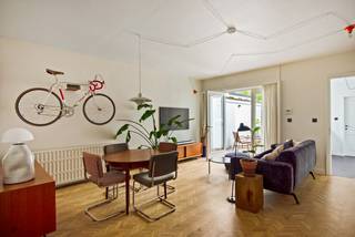 Op zoek naar een instapklaar gelijkvloers appartement met buitenruimte op een toplocatie in Antwerpen? Kom dan zeker eens een bezoek brengen aan dit appartement in de Clementinastraat 49.<br /><br />Gelegen in de gegeerde Harmoniewijk, geniet je hier van een rustige straat met alle voorzieningen op wandelafstand. Denk aan gezellige cafés, restaurants, winkels en vlotte verbindingen met het openbaar vervoer. Ook het bruisende stadscentrum en groene parken liggen binnen handbereik.<br /><br />Bij het binnenkomen word je meteen verwelkomd in een lichte en ruime leefruimte met prachtig visgraatparket.<br />Aansluitend vind je de keuken dewelke praktisch is ingericht en voorzien werd van alle comfort: houten werkblad, koelkast, combi oven, 4-pits gasvuur, dampkap en een tegel spatwand.<br />Via de tussenkamer/bureau (±16 m²) bereik je de slaapkamer (±17 m²), eveneens afgewerkt met parket.<br />De badkamer is functioneel ingericht met een inloopdouche en beschikt over aansluitingen voor wasmachine en droogkast.<br />De leefruimte biedt toegang tot de aangename terras (± 22 m²).<br />Daarnaast beschikt het appartement over een kelder (±15 m²) met eveneens een aansluiting voor wasmachine – handig als extra bergruimte.<br /><br />De vaste kosten bedragen slechts €25,- per maand. Hierin zit het voorschot van het water verwerkt alsook de minuterie. <br /><br />Pluspunten:<br />+ Gelijkvloers appartement met terras<br />+ Instapklaar en verzorgd<br />+ Extra bureau / polyvalente ruimte<br /><span>+ TOP locatie = vlotte bereikbaarheid en nabij alle voorzieningen<br />+ Mogelijkheid tot overname huurovereenkomst autostaanplaats</span><br /><br />Interesse in dit instapklaar appartement? Contacteer ons via 03 337 50 70 of info@vbvastgoed.be voor een afspraak ter plaatse of meer info.