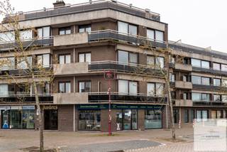 Op zoek naar ruimte, licht en een uitstekende ligging? Dan is dit verrassend ruime appartement van ca. 115 m² precies wat u zoekt! Gelegen op wandelafstand van het station van Aalter, geniet u hier van een vlotte verbinding én een open, vrij uitzicht dat zorgt voor een overvloed aan natuurlijk licht.<br /><br />De royale leefruimte vormt het hart van het appartement en geeft uit op een aangenaam terras over de volledige breedte – dé plek om te ontspannen. De aparte, volledig ingerichte keuken biedt alle comfort voor dagelijks gebruik.<br /><br />Met twee grote slaapkamers, een badkamer met ligbad, een apart toilet, een ruime berging en een praktische indeling, biedt dit appartement alles wat u nodig heeft voor comfortabel wonen.<br /><br />Extra troeven die dit aanbod compleet maken:<br /><br />Private kelderberging<br />Gemeenschappelijke fietsenberging<br />Mogelijkheid tot aankoop van een garagebox (35.000 €)<br />Onmiddellijk beschikbaar bij akte<br /><br />Kortom, een unieke kans voor wie ruim en centraal wil wonen met alle voorzieningen binnen handbereik of voor elkeen die een interessante opbrengsteigendom met een uiterst gunstig rendement wenst aan te kopen!<br /><br />Interesse? Vraag vandaag nog je bezoek ter plaatse aan.