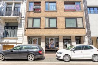 <span><span>Geen horecazaak maar zeker niet minder aantrekkelijk, een top gelegen zaak met enorm veel groeimogelijkheden. Het betreft een goede kapperszaak, echter is deze locatie zeer geschikt voor een praktijkruimte met een andere invulling. In het centrum van Oostende, maar toch een rustige straat met veel vaste bewoners, en vlakbij een divers aanbod van supermarkten, stadhuis, winkels, horeca en culturele hotspots. Op 790 meter van het strand en de Noordzee. Het pand verkeert in een bijzonder goede staat en heeft een verzorgde, representatieve uitstraling die direct een uitnodigende indruk maakt.<br /><br />De ruimte is efficiënt ingedeeld, en bestaat uit een grote praktijkruimte, een keuken, een toilet en een berging. Ook nog aanwezig is een kelder. Door het compacte maar praktische formaat van 52 m² biedt de zaak een intieme setting die zich perfect leent voor persoonlijk klantcontact en een inspirerende beleving.<br /><br /><u>Troeven:</u><br />• Instapklaar;<br />• Zeer modern en ergonomisch ingericht;<br />• Kleine Residentie en lage syndickosten;<br />• Dak gebouw vernieuwd met nieuwe roofing in 2025;<br />• Individuele verwarming vernieuwd in 2017;<br />• Geschikt voor diverse commerciële en professionele activiteiten;<br />• Centrale ligging en vlot te bereiken.<br /><br />Een heerlijke opportuniteit voor wie op zoek is naar een kapsalon of een praktijkruimte op een centrale locatie.<br /><br />Meer info gewenst of liever een bezoek ter plaatse? Bel ons op het nummer <strong>051 50 11 51</strong> of mail naar <u>diksmuide@diksimmo.be</u>.</span></span>