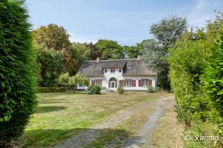 Deze karaktervolle villa met een bewoonbare oppervlakte van maar liefst 300 m² is gelegen op een uitzonderlijk perceel van 2600 m², vlak aan het park van Brasschaat, Elshout en op wandelafstand van het gezellige centrum. Doordat de woning achteraan op het terrein ligt, geniet u hier van volledige rust en privacy.<br />De eigendom biedt bovendien heel wat mogelijkheden naar uitbreiding, praktijk, opsplitsing, afbraak of verkaveling behoren allemaal tot de opties. Belangrijke vernieuwingen zijn reeds uitgevoerd, waaronder een volledig vernieuwd dak, nieuwe riolering en conforme elektriciteit.<br />Het linkergedeelte van de villa is momenteel verhuurd en omvat een inkomhal (ca.16 m²), lichtrijke woonkamer (ca.35 m²), keuken (ca.12 m²), badkamer (ca.6 m²) en twee slaapkamers (ca.14 m² en 16 m²). In het rechtergedeelte bevinden zich een sfeervolle eetkamer (ca.16 m²), keuken (ca.16 m²), bijkeuken (ca.9 m²), ruime hal (ca.24 m²) en woonkamer (ca.20 m²). Op de bovenverdieping treft u nog twee royale slaapkamers (ca.21 m² en 35 m²) waarvan driekamers gemaakt kunnen worden en twee badkamers (elk ca.3 m²). De villa is voorzien van centrale verwarming op gas, PVC-ramen met dubbele beglazing en beschikt over aangelegde terrassen aan zowel de voor- als achterzijde, met aansluitend een garage en een grote tuin die uitnodigt tot genieten.<br />EPC-score: D — geen renovatieverplichting.