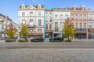<p>Gelegen in het hart van het stadscentrum, in één van de mooiste hoofdstraten van Doornik, bestaat dit handelspand uit het volgende:</p>
<p> </p>
<p>Op de begane grond: Een handelsruimte van ongeveer 50 m² met toilet en keuken aan de achterzijde.</p>
<p>Op de eerste verdieping: Twee kamers die als slaapkamers kunnen dienen.</p>
<p>Op de tweede verdieping: Twee bijkomende kamers.</p>