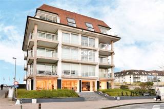 Prachtig hoekappartement op uitstekende ligging.Indeling: inkomhal met vestiaire en apart toilet, zeer ruime woonkamer en eetkamer, open keuken met...