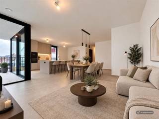 <p><span>Nieuwbouwappartement in residentie Kasteelvijver te Langemark.</span></p><p><span> </span></p><p><span>Dit appartement bevindt zich op de </span><span>eerste verdieping</span><span> en heeft een </span><span>bewoonbaar oppervlakte</span><span> van </span><span>110.51m²</span><span> en een </span><span>terras</span><span> van </span><span>10m².</span></p><p><span> </span></p><p><span>Indeling</span><span>: </span></p><p><span>inkomhal/nachthal </span><span>met </span><span>apart toilet</span><span>, </span><span>open keuken</span><span> (nog vrij te kiezen bij keukenbouwer bepaald door bouwheer met vaste handelswaarde), </span><span>leefruimte</span><span> die directe toegang biedt tot het prachtig </span><span>terras </span><span>omgeven door groen</span><span>.</span><span> </span></p><p><span>Verder zijn er nog </span><span>twee</span><span> volwaardige </span><span>slaapkamers, badkamer </span><span>met inloopdouche en dubbele lavabo en </span><span>berging/wasplaats</span><span>.</span></p><p><span> </span></p><p><span>Er is tevens een </span><span>kelderberging</span><span> bij te kopen, alsook mogelijkheid tot aankopen van </span><span>ondergrondse staanplaats.</span></p><p><span> </span></p><p><span>De </span><span>warmwaterproductie</span><span> en de </span><span>vloerverwarming</span><span> zal opgewekt worden door een bodem/water </span><span>warmtepomp met ingebouwde boiler.</span><span> De warmte wordt uit de grond gehaald via </span><span>geothermie.</span></p><p><span>Doorheen het appartement is er </span><span>ventilatiesysteem D </span><span>(mechanische toevoer en afvoer) voorzien.</span></p><p><span>Het appartement beschikt tevens over</span><span> zonnepanelen</span><span> (760Wp) wat het bovendien uiterst zuinig maakt!</span></p><p><span> </span></p><p><span> </span></p><p><span> </span></p><p><span> </span></p>