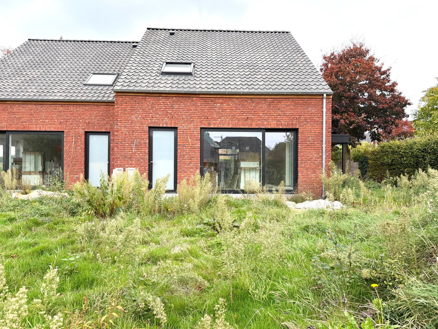 Moderne halfopen nieuwbouwwoning met ruime tuin en carport op 419 m² - foto 5
