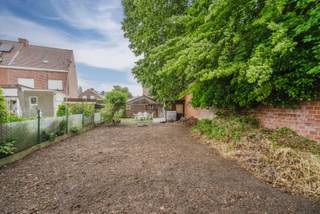 Op zoek naar een bouwgrond waarop u uw plannen op eigen tempo kan realiseren? Deze bouwgrond in de Leiestraat te Kuurne heeft een oppervlakte van 323 m² en biedt interessante mogelijkheden zonder bouwverplichting. Daardoor vrij te bouwen wanneer het voor u het juiste moment is.<br /><br />Op het perceel bevinden zich momenteel een carport (hoogte van circa 2,30 m) en een dubbele garage (hoogte van circa 1,85 m). Hier is elektriciteit aanwezig. Deze kunnen onmiddellijk dienst doen voor eigen gebruik, bijvoorbeeld voor het stallen van voertuigen, opslag of hobbyruimte. Wie niet meteen bouwplannen heeft, kan bovendien overwegen om deze ruimtes tijdelijk te verhuren in afwachting van toekomstige bouwplannen.<br /><br />Het perceel is gelegen in woongebied, geen verkaveling & BPA/RUP van toepassing. Indicatief kan rekening worden gehouden met de principes van de goede ruimtelijke ordening:<br />•halfopen bebouwing met min. 3 m vrije zijstrook<br />•bouwdiepte gelijkvloers max. 15 m<br />•bouwdiepte verdieping max. 12 m<br />•gabarit en kroonlijsthoogte dienen aan te sluiten bij het aanpalende gebouw<br />•maximale terreinbezetting van 50%<br />•vloerpas van de woning minimaal 40 cm boven het maaiveld<br /><br /><br />Waarom dit perceel overwegen?<br /><br />✔ Geen bouwverplichting<br />✔ Perceel van 323 m²<br />✔ Carport en dubbele garage aanwezig<br />✔ Mogelijkheid tot tijdelijk eigen gebruik of verhuur<br />✔ Gelegen in woongebied<br />✔ Potentieel voor halfopen bebouwing<br />✔ Interessante ligging in Kuurne<br /><br />Interesse, bel 0471 69 44 30<br />Attesten & documenten: www.nestr.be