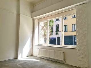 <h3><span>BRUSSELS - Sainte-Catherine: </span><span>Commercial ground floor with basement storage in the heart of Sainte-Catherine district</span></h3><p><span>Discover this 86 m² commercial ground floor space, ideally located in the vibrant and sought-after Sainte-Catherine district, right in the heart of Brussels.</span></p><p><span>The property consists of a 46 m² ground floor, complemented by a spacious 40 m² basement, perfect for storage or as additional workspace.</span></p><p><span>Thanks to its central location, the property enjoys excellent visibility, high foot traffic, and easy access by public transport or car.</span></p><p><span>Suitable for various commercial activities, a showroom, office, or workshop (subject to necessary permits).</span></p><p><span>Key Features:</span></p><ul><li><span>Prime location in a lively neighborhood</span></li><li><span>86 m² total surface (including 40 m² basement)</span></li><li><span>High visibility and great accessibility</span></li><li><span>Characterful area with shops, restaurants, and cultural hotspots</span></li></ul><p><span>Don't miss this opportunity to establish your business in one of Brussels most dynamic areas!</span></p>