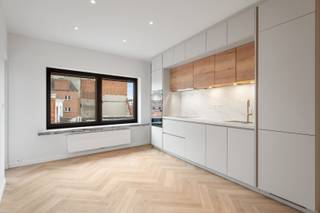 Plan your visit via www.polares.euVisit day Thursday 6 November.Discover this beautiful apartment on the second floor of a characterful building,...