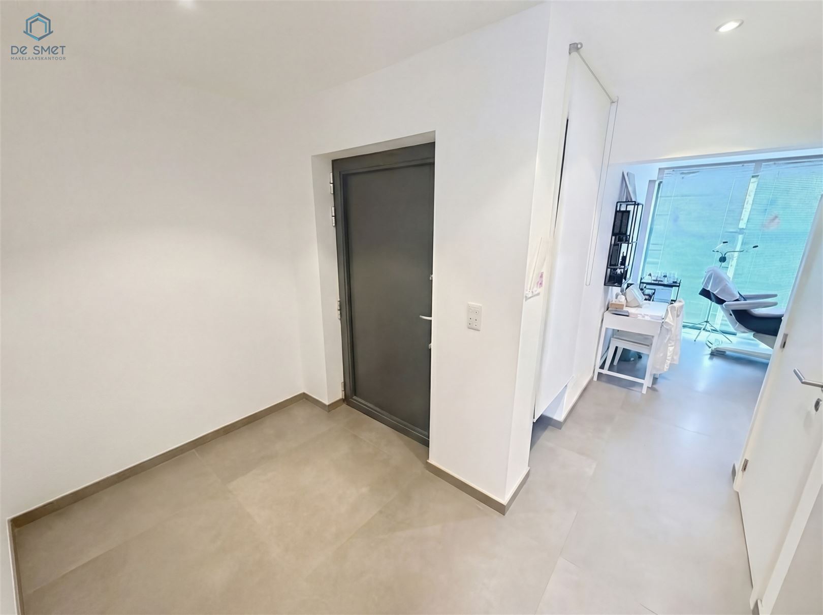 Maison neuve prête à emménager avec 3 chambres, espace commercial et grand grenier - photo 2