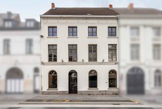 Op zoek naar een unieke bedrijfslocatie of een vastgoedparel met uitstraling? Dit indrukwekkende historische handelspand ligt pal in het in het bruisende hart van Aalst, op het Keizersplein. Achter de statige gevel ontdek je een zee van ruimte gekenmerkt door hoge plafonds. Een overvloed aan daglicht en de authentieke trap laten meteen een blijvende indruk na.<br /><br />Met een royale oppervlakte van bijna 500 m² verdeeld over drie verdiepingen biedt dit pand een waaier aan mogelijkheden (kantoor, retail, praktijk, …). De eerste twee etages zijn perfect ingericht als handelsruimte. Ook de derde verdieping is volledig afgewerkt. De grote zolder biedt extra potentieel om vlot te worden geïntegreerd.<br /><br />Een uitzonderlijk vastgoedobject met een onmiskenbare historische ziel, klaar voor een nieuw succesverhaal. Kortom een unieke kans voor wie historische charme wil combineren met ruimte en visibiliteit op een commerciële toplocatie!