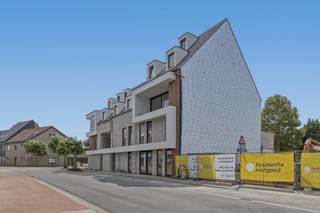 Het appartement is gelegen op het gelijkvloers in Residentie Soetkin ! Dit appartement heeft een bewoonbare oppervlakte van zo'n 84 m² en is ingedeeld met een lichtrijke leefruimte met open keuken. Verder zijn er 1 ruime slaapkamer, badkamer , hall met apart toilet en een berging aanwezig! Momenteel liggen alle leidingen al klaar van elektriciteit en sanitair.<br /><br />Mogelijkheid tot aankoop garage/parkeerplaats en gemeenschappelijke fietsenberging voorzien!