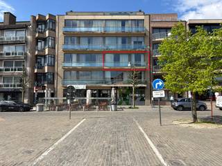 <p>Het appartement is gelegen op wandelafstand van winkels, scholen, Brielmeersen, Leietheater,… </p><p>Op de tweede verdieping bereikbaar met de lift vind u dit ruim en lichtrijk appartement. </p><p></p><p>De indeling is als volgt: inkom voorzien van gastentoilet, lichtrijke woonkamer met openzicht, keuken voorzien van kookplaat, oven en dampkap, aanpalend is er een ruime praktische berging met de nodige aansluitingen, twee volwaardige slaapkamers met een open zicht en een badkamer die beschikt over een douche, ligbad en twee lavabo’s. </p><p></p><p>U heeft een balkon aan de voorzijde en de achterzijde van het gebouw dus u kan genieten van zowel de ochtend als de namiddag zon.</p><p></p><p>Algemene kosten € 50</p>