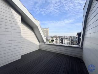 <p><span>Informatie duplex</span></p><p><span>Instapklaar en stijlvol duplexappartement ca. 107m² gelegen in de levendige Nationalestraat in Antwerpen, op de as tussen het historische centrum en het trendy Zuid. Het appartement bevindt zich op de derde en vierde verdieping van een kleinschalig, goed onderhouden gebouw. De indeling omvat twee ruime slaapkamers (ca. 17m² en 12,5m²), praktische bergruimte, een apart toilet en een ruime badkamer met inloopdouche en dubbele lavabo. Op de mansardeverdieping bevindt zich een lichtrijke leef- en eetruimte met hoge plafonds en een volledig ingerichte open keuken. Aansluitend een terras ca. 12m² met O-oriëntatie, waar u kunt genieten van de ochtendzon en uitzicht over Antwerpen. Het appartement beschikt over individuele nutsmeters en een gunstig EPC-label B. In de directe omgeving vindt u een ruim aanbod aan winkels, gezellige horecazaken en openbaar vervoer, met de tram- en bushalte Sint-Andries op wandelafstand.</span></p><p><span> </span></p><p><span>Indeling </span></p><p><span>Verdieping 3</span></p><ul><li><span>Een ruime slaapkamer/polyvalente ruimte ca. 17m².</span></li><li><span>Apart toilet met handenwasser op de gang </span></li><li><span>Een badkamer met een inloopdouche en dubbele lavabo. </span></li><li><span>Achteraan een 2e ruime slaapkamer ca. 12,5m². </span></li><li><span>2 handige bergruimtes (ca. 5m² in totaal) , waarvan 1 met aansluiting voor wasmachine -en droogkast.</span></li></ul><p><span>Verdieping 4</span></p><ul><li><span>Mansardeverdiep met hoge plafonds (4,2m op het hoogste punt). </span></li><li><span>Leef -en eetruimte met aansluitend terras ca. 12m² met O-oriëntatie (ochtendzon) en zicht over Antwerpen.</span></li><li><span>Volledig ingerichte, open keuken met kookplaat, dampkap, ijskast, vriezer en oven.</span></li></ul><p><span> </span></p><p><span>Extra's</span></p><ul><li><span>Gemeenschappelijke delen in verzorgde algemene staat. </span></li><li><span>Houten buitenschrijnwerk voorzien van dubbel HR-glas. </span></li></ul><ul><li><span>Aandeel basisakte t.l.v. de koper: ca. 850 EUR.</span></li></ul><p><span> </span></p><p><span>Algemene informatie</span></p><ul><li><span>Algemene kosten: nog niet vastgesteld (geschat op ca. 50 EUR/maand).</span></li><li><span>Nutsvoorzieningen: aparte meters voor water, elektriciteit en aardgas.</span></li><li><span>Verwarming: centrale verwarming op aardgas.</span></li></ul><p><span> </span></p><ul><li><span>Elektrische keuring: conform</span></li><li><span>EPC: label B</span></li><li><span>Asbestattest: asbestveilig</span></li></ul><p><span> </span></p><p><span>Gebruik</span></p><ul><li><span>Het appartement is op heden verhuurd.</span></li></ul><p><span> </span></p><p><span>Gebouw</span></p><ul><li><span>Het kwalitatief en goed onderhouden appartementsgebouw bestaat uit een kelder, gelijkvloers en 4 verdiepingen met 3 appartementen.</span></li></ul><ul><li><span>Dak in goede staat! </span></li></ul><ul><li><span>Geen lift aanwezig.</span></li><li><span>Videofoon aanwezig.</span></li></ul><p><span> </span></p><p><span>Omgeving – stedenbouw</span></p><ul><li><span>Het gebouw is niet gelegen in een zone belast met een recht van voorkoop. </span></li><li><span>Het gebouw is niet gelegen in een overstromingsgevoelig gebied of watergevoelig openruimtegebied. </span></li><li><span>Het gebouw is opgenomen in de Inventaris Bouwkundig Erfgoed. </span></li><li><span>Volgens het Gewestplan ligt het gebouw in een woongebied. </span></li></ul><p><span> </span></p><p><span>Ligging </span></p><ul><li><span>Centrale ligging in het centrum van Antwerpen, op de as tussen het Historisch Centrum en de wijk ’t Zuid. </span></li><li><span>Gelegen op wandelafstand van scholen, handelszaken en openbaar vervoer. </span></li><li><span>Vlotte bereikbaarheid naar de Ring van Antwerpen.</span></li></ul><p><span> </span></p><p><span>De informatie in deze prospect is ten informatieve titel: De kandidaat-koper moet zijn eigen zaak maken van het verkrijgen, controleren en interpreteren van deze informatie.</span></p><p><span> </span></p>