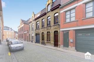 Te koop: ruime woning in het centrum van Ieper, met mogelijkheid tot het creëren van 2 appartementen.Optioneel kan er een ruime garage bij gekocht...