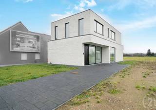 Deze prachtige nieuwbouwwoning bevindt zich langs een doorgaande weg met een snelle verbinding naar zowel Mechelen als Willebroek. Dankzij de...