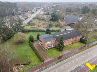 Te renoveren woning met groen karakter en stallingen.Volledig te renoveren woning met groen karakter voorzien van 245m² naastliggende stallen op...
