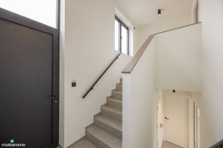 <span><span>HOOGWAARDIG AFGEWERKTE NIEUWBOUWWONING MET DRIE SLAAPKAMERS EN TUIN (INCLUSIEF TUINONDERHOUD) TE RIEMST</span></span><br /><br />Deze nieuwbouwwoning vinden we terug aan Int Boelarvelt 13 te Zichen-Zussen-Bolder, een deelgemeente van Riemst. Dankzij de ligging in een doodlopende straat geniet de woning van veel rust en beperkte verkeersdrukte. Alle nodige faciliteiten zijn in de nabije omgeving gelegen, net zoals het op- en afrittencomplex van de autostrade waardoor omliggende dorpen en stede vlot bereikbaar zijn.<br /><br />De woning is afgewerkt met hoogwaardige materialen en is voorzien van alle comfort, zo zijn er 10 zonnepanelen, een regenwaterput van 5000 liter waarop de toiletten en de buitenkraan zijn aangesloten, een alarminstallatie, 1 laadpaal, verlichting en een warmtepomp.<br /><br />De indeling van de woning is als volgt:<br />GELIJKVLOERSE VERDIEPING:<br />- Inkomhal.<br /><br />VERDIEPING -1:<br />- Lichtrijke woonkamer met open keuken. De keuken is voorzien van een inbouwkoelkast, inductiekookplaat met afzuigkap, oven, microgolfoven en een vaatwasser.<br />- Ruime berging met aansluiting voor het wasmachine.<br />- Toilet.<br /><br />VERDIEPING +1:<br />- Nachthal.<br />- 3 slaapkamers.<br />- Badkamer. De badkamer is voorzien van een dubbele lavabo en een inloopdouche.<br /> - Toilet.<br /><br />De woning is voorzien van twee parkeerplaatsen en een ruime omheinde tuin met terras en een buitenberging.<br /><br />De huurprijs bedraagt € 1.375,00 + € 225,00 vaste kosten per maand.<br />In de vaste maandelijkse kosten zitten volgende zaken inbegrepen: onderhoud warmtepomp, onderhoud regenwatersysteem + vervangen van de filters, onderhoud ventilatie + vervangen van de filters, onderhoud buiten (snoeien haag en perken, verwijderen grof onkruid, gebruik robotmaaier inclusief het onderhoud van de robotmaaier).<br /><br /><span>Wilt u graag een bezichtiging inplannen voor deze prachtige nieuwbouwwoning? Contacteer ons dan vrijblijvend via info@matisimmo.be. </span>