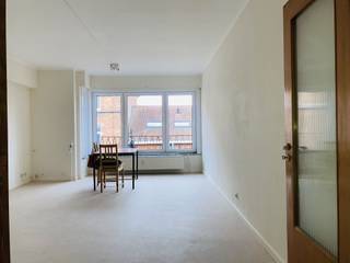 Lichtrijk apartement gelegen op de 4de verdieping van een gebouw. Inkom hal, grote woonkamer, ingerichte keuken met balkon, badkamer (bad...