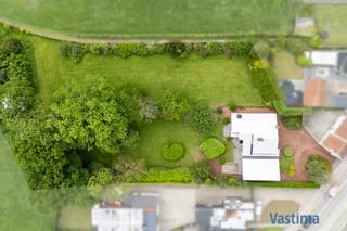 Welkom in een stukje architecturale geschiedenis waar karakter, ruimte en mogelijkheden samenkomen op een unieke locatie tussen Aalst en Wetteren.<br /><br />Deze bijzondere eigendom bestaat uit 2 halfopen bebouwingen die samen één uniek geheel vormen. Dankzij de afzonderlijke kadastrale percelen en nutsvoorzieningen biedt dit domein tal van mogelijkheden voor gezinnen, vrij beroepers, kangoeroewonen, zorgwonen … om uw woonproject of droomwoning te realiseren. Of u nu kiest voor renovatie of sloop en heropbouw, u geniet hier van maximale vrijheid om uw eigen architecturale visie vorm te geven, uiteraard in samenspraak met de dienst stedenbouw.<br /><br />Het perceel van maar liefst 57 are is een ware groene oase. Omgeven door volwassen bomen en een prachtige parktuin geniet u hier elke dag van een instant vakantiegevoel. De combinatie van open ruimtes en verborgen hoekjes zorgt voor een unieke woonbeleving waar privacy centraal staat.<br /><br />De ligging tussen Aalst en Gent zorgt bovendien voor een uitstekende bereikbaarheid. Hierdoor combineert deze eigendom moeiteloos wonen, werken en ontspannen op één unieke locatie.<br /><br />Dit is geen standaard grond, maar een uitzonderlijk domein met karakter, geschiedenis en ongeziene mogelijkheden. Een eigendom die u moet voelen, beleven en ontdekken.<br /><br />EPC 177: 763 kWh - 20220427-0002580946-RES-1<br />EPC 179: 431 kWh - 20260525-0003876545-RES-1<br /><br />Interesse? Neem vandaag nog contact met ons op voor het volledige verkoopdossier en ontdek de mogelijkheden van deze unieke eigendom.