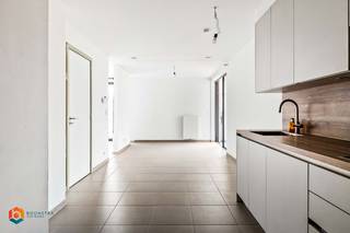 Op een uitstekende locatie in het centrum van Aalst bevindt zich dit energiezuinig appartement met 1 slaapkamer, kelderberging en ondergrondse parkeerplaats in een mooi nieuwbouwproject. U bevindt zich hier op wandelafstand van het centrum met winkels, scholen en het openbaar vervoer. <br /><br />We betreden het appartement via de lichtrijke leefruimte met open keuken - voorzien van de voornaamste toestellen - en plaats voor een gezellige zithoek en eetplaats. De aangrenzende, halfopen slaapkamer biedt toegang tot de badkamer met inloopdouche, lavabo en toilet. Op het goed georiënteerde terras kan u in alle rust en privacy kunt genieten van het mooie weer. U beschikt verder ook nog over een ondergrondse parkeerplaats en een kelderberging.<br /><br />Dit is een uitstekende opportuniteit indien u op zoek bent naar een energiezuinig appartement met 1 slaapkamer in het hart van Aalst. Contacteer ons voor meer informatie op 0475 47 59 76 of neem een kijkje op www.boonstravastgoed.be . <br /><br />Bijzonderheden: <br />- Energiezuinig<br />- Parkeerplaats<br />- Kelderberging<br /> 