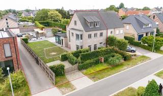 EXCLUSIEVE PASTORIJWONING IN MINDERHOUTDeze hoogwaardig afgewerkte pastorijwoning is gelegen op een zuidgericht perceel in een rustige, residentiële...