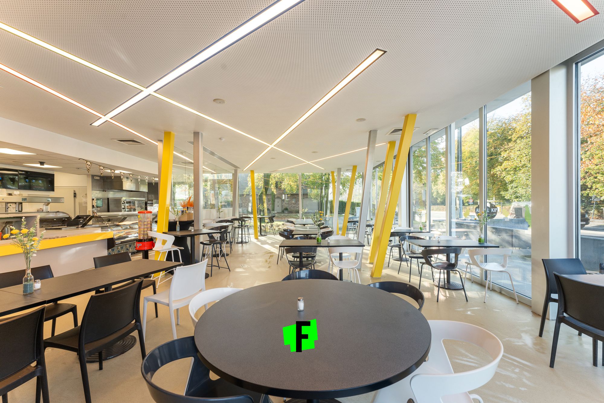 Uniek handelseigendom met 2 verhuurde appartementen te koop op uiterst interessante ligging in Diksmuide - foto 4