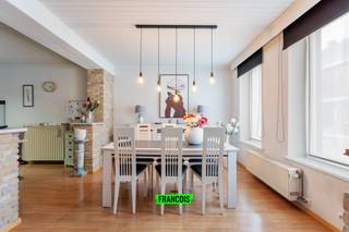 In Krombeke (deelgemeente Poperinge) bevindt zich deze goed onderhouden woning.De woning heeft een totale oppervlakte van 200m² en een bewoonbare...