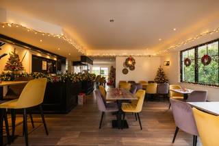 Deze ruime en verzorgde open bebouwing werd gebouwd in 1969 en volledig verbouwd (2021) tot een woning- en een horecagedeelte. Het domein met...