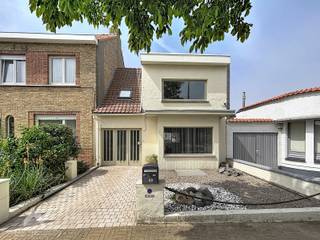 Adres: Zeelaan 69 - 8400 Oostende (Raversijde)<br />Op slechts 100 meter van de zee bevindt zich deze charmante woning, ideaal voor wie wil genieten van rust en de unieke sfeer van de kust. De gezellige leefruimte met zit- en eethoek geniet van een aangenaam zicht op het balkon. Aansluitend vindt u de keuken, die uitkijkt op de tuin en rechtstreeks toegang biedt tot het terras en de buitenruimte.<br />Een absolute meerwaarde is de ruime kelderverdieping onder de volledige woning. Dankzij de verschillende bergruimtes beschikt u hier over uitzonderlijk veel opslagmogelijkheden. Bovendien heeft u vanuit de kelder eveneens toegang tot de tuin.<br />De groene, zonnige tuin met terras vormt een heerlijke plek om te ontspannen na een dag aan zee.<br />Op de eerste verdieping bevinden zich drie slaapkamers. Via een zolderluik bereikt u de ruime bergzolder, ideaal voor extra stockage.<br />Verder beschikt de woning over een garage en een private oprit met plaats voor een wagen.<br />Een karaktervolle kustwoning op een toplocatie, op wandelafstand van het strand, met verrassend veel ruimte en potentieel. Ideaal als vaste woonst, tweede verblijf of investering aan zee.<br /><br />Extra troeven<br /><br />
<ul>
<li>geen renovatieplicht</li>
<li>regenwaterput</li>
<li>op 100m van strand en tram</li>
<li>nabij vele winkels</li>
</ul>
<br />Deze woning is te koop ZONDER makelaar via het concept van Smart Houses. Wenst u verdere inlichtingen of een bezoek? Contacteer rechtstreeks de eigenaar via 0476/43.74.00