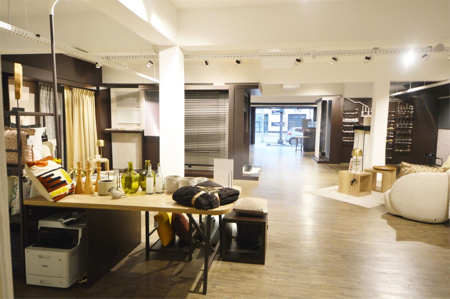 TOP GELEGEN BAANWINKEL MET PARKING NAAST IXINA EN TORFS, nabij BURGER KING & MC DONALDS - foto 5