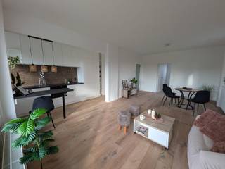 <p>Appartement - 3 slpk met terras - Linkeroever</p><p>Volledig gerenoveerd 09/2026.</p><p>Wonen op Linkeroever: dat is rust en groen aan het water, met de dynamiek van Antwerpen vlak aan de overkant.</p><p>Op zoek naar een thuis waar groen, licht, ruimte en levenskwaliteit centraal staan? Dit smaakvolle 3-slaapkamerappartement aan de Halewijnlaan biedt u een unieke woonbeleving op Linkeroever.</p><p>Met drie volwaardige slaapkamers, een doordachte indeling en alle stedelijke voorzieningen, recreatie en openbaar vervoer binnen handbereik, combineert dit eigendom pure sereniteit met maximale bereikbaarheid. Zorgeloos wonen met onze vertrouwde instapgarantie.</p><p>Ruimtes<br />• Ruime woonkamer met veel lichtinval<br />• Open keuken met nieuwe toestellen (10 jaar garantie):<br />- vaatwasser,<br />- microgolfoven<br />- vitrokeramische kookplaat<br />- koelkast met diepvries<br />- dampkap met ingebouwde filter<br />• 3 ruime slaapkamers<br />• 2 terrassen, incl. 2 bergruimtes (buiten)<br />• 2 bergruimtes (binnen)<br />• Badkamer met inloopdouche<br />• Apart toilet<br />• Hal:<br />- veiligheidsdeur<br />- glazen tussendeur living</p><p>Troeven<br />• Nieuwe kwalitatieve parketvloer<br />• Veel opbergruimte<br />• Elektrische ventilatieroosters badkamer en toilet<br />• Garantie op keukentoestellen en keukenkasten<br />• Veel parkeergelegenheid<br />• Instapklaar<br />• Energiezuinig: EPC B<br />• 2 afgedekte terrassen: zowel vooraan als achteraan<br />• Fietsenstalling in het gebouw<br />• Toplocatie</p>